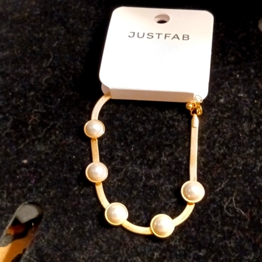 Golden bracelet with pearls